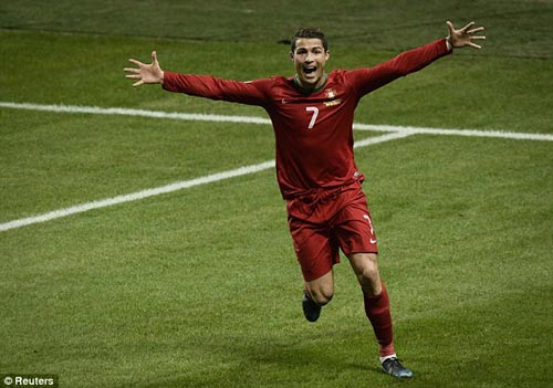 Mượn Ronaldo, HLV ĐT xứ Wales trách cứ Bale - 1