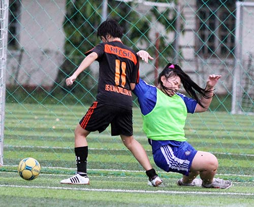 Fan nữ Việt phô diễn tài chơi bóng dưới mưa - 1