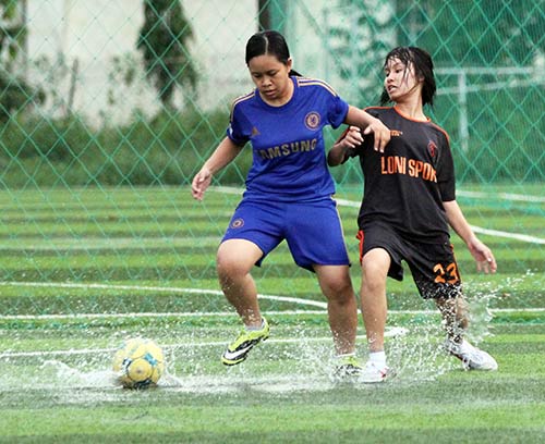 Fan nữ Việt phô diễn tài chơi bóng dưới mưa - 2