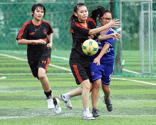 Fan nữ Việt phô diễn tài chơi bóng dưới mưa - 4