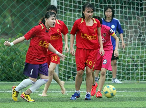 Fan nữ Việt phô diễn tài chơi bóng dưới mưa - 7