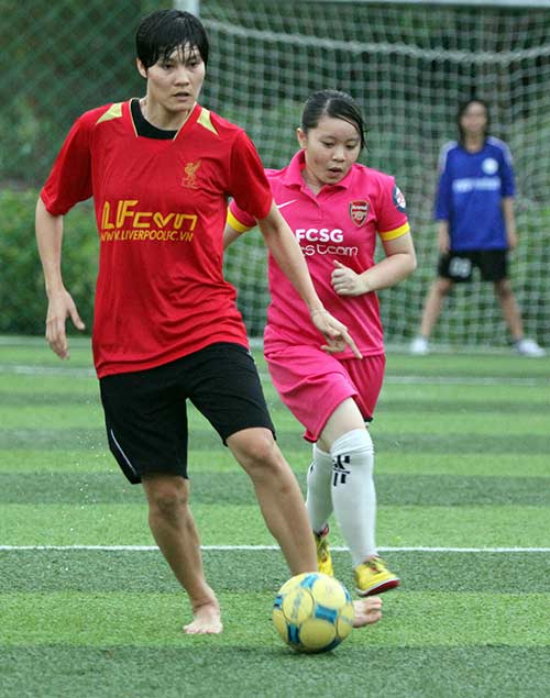 Fan nữ Việt phô diễn tài chơi bóng dưới mưa - 8