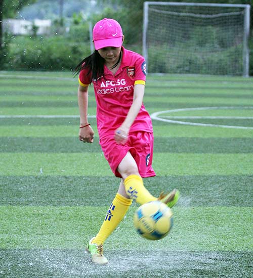 Fan nữ Việt phô diễn tài chơi bóng dưới mưa - 9