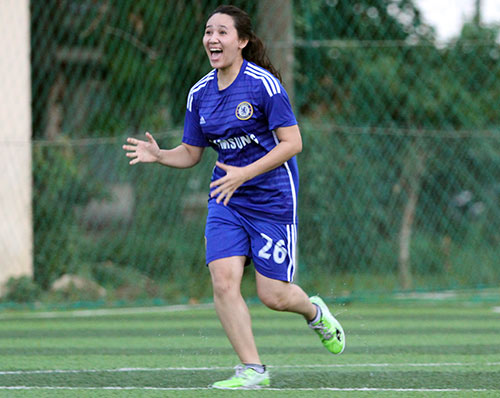 Fan nữ Việt phô diễn tài chơi bóng dưới mưa - 5