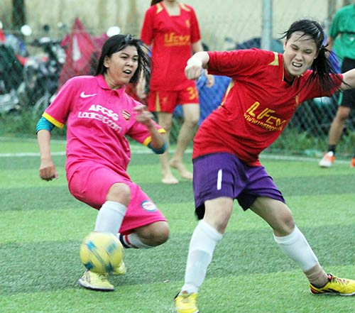 Fan nữ Việt phô diễn tài chơi bóng dưới mưa - 10