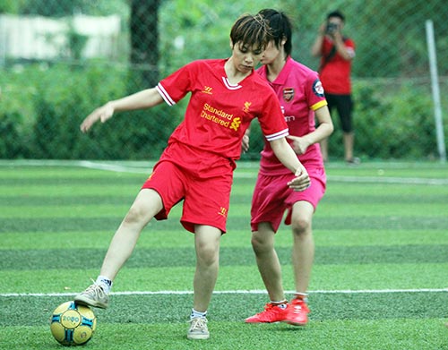 Fan nữ Việt phô diễn tài chơi bóng dưới mưa - 11