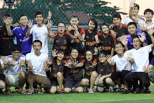 Fan nữ Việt phô diễn tài chơi bóng dưới mưa - 6