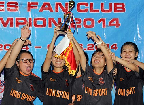 Fan nữ Việt phô diễn tài chơi bóng dưới mưa - 14