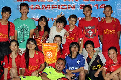 Fan nữ Việt phô diễn tài chơi bóng dưới mưa - 12