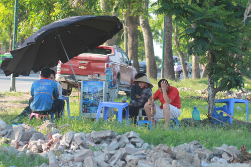 Hà Nội: Muôn kiểu "xoa dịu" nắng nóng của mày râu - 3