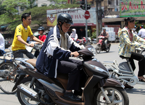 Hà Nội: Muôn kiểu "xoa dịu" nắng nóng của mày râu - 9