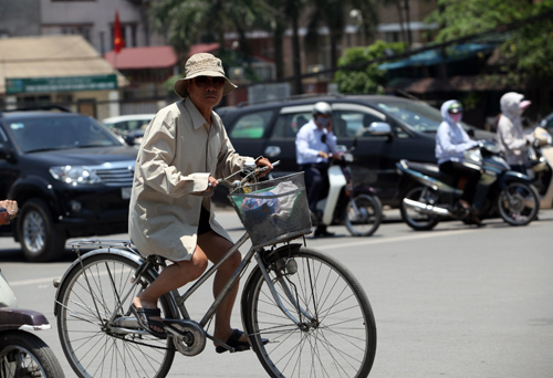 Hà Nội: Muôn kiểu "xoa dịu" nắng nóng của mày râu - 10