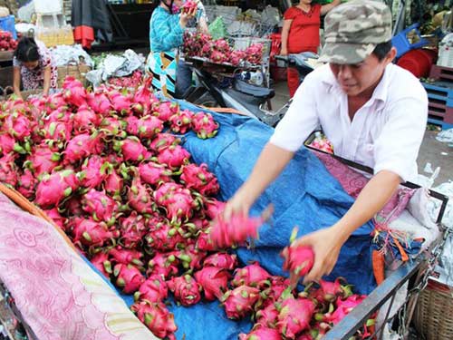 Trái cây dội chợ, rớt giá hàng loạt - 2