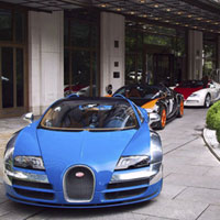 Ô tô - Xe máy - 11 chiếc siêu xe Bugatti Veyron nối đuôi trên phố