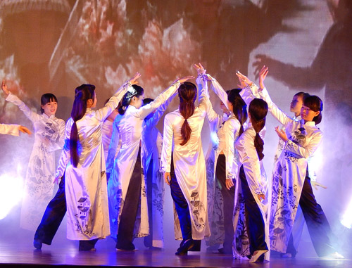 Cảm động “Phút cuối 2014” cùng sinh viên trường Báo - 1