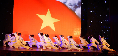 Cảm động “Phút cuối 2014” cùng sinh viên trường Báo - 7