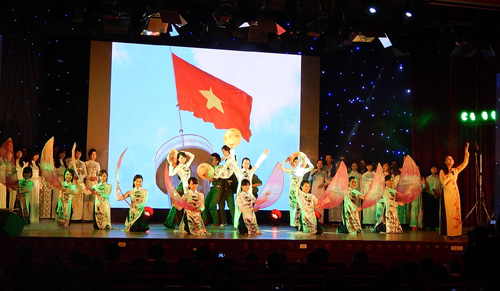 Cảm động “Phút cuối 2014” cùng sinh viên trường Báo - 3