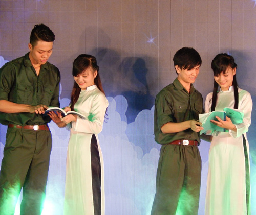 Cảm động “Phút cuối 2014” cùng sinh viên trường Báo - 5