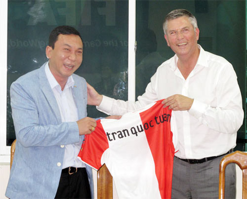 Bóng đá Việt bắt tay với "cơn lốc màu cam" Hà Lan - 1