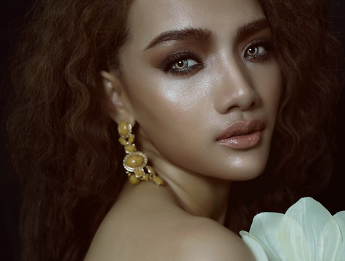 Cù Ngọc Quý lấy hoa che ngực trần - 3