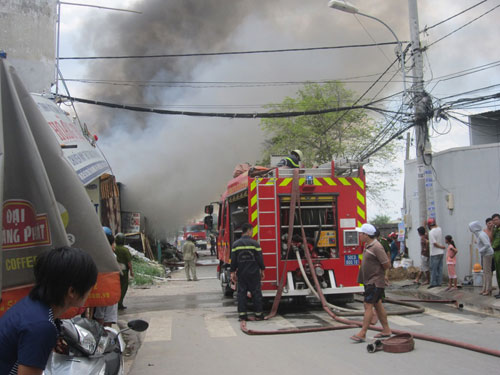 TP.HCM: Cháy lớn tại cơ sở thu mua phế liệu - 1