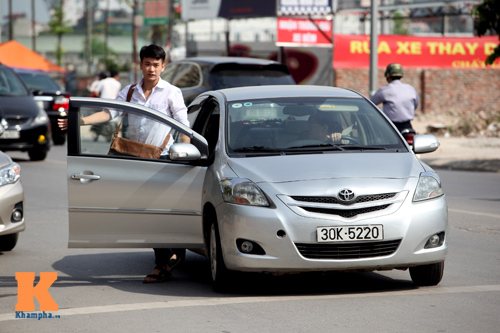 Nắng nóng, nhiều thí sinh đi thi bằng xe sang - 10