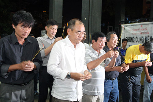 Bạn bè, học trò, NHM đến viếng HLV Tam Lang - 2