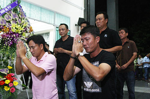 Bạn bè, học trò, NHM đến viếng HLV Tam Lang - 1