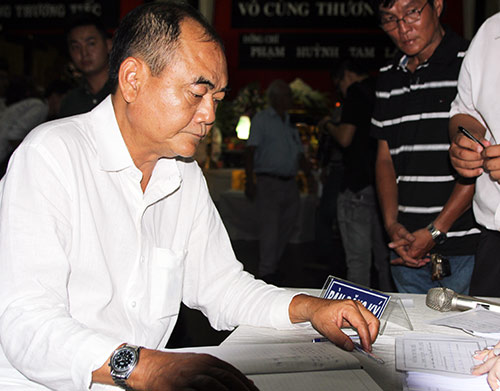 Bạn bè, học trò, NHM đến viếng HLV Tam Lang - 3