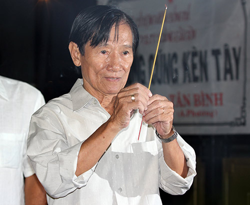 Bạn bè, học trò, NHM đến viếng HLV Tam Lang - 4