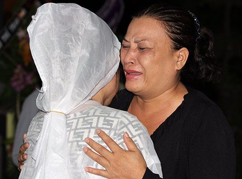 Bạn bè, học trò, NHM đến viếng HLV Tam Lang - 6