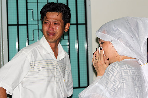 Bạn bè, học trò, NHM đến viếng HLV Tam Lang - 7