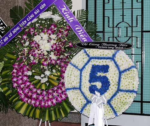 Bạn bè, học trò, NHM đến viếng HLV Tam Lang - 8