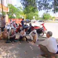 Bạn trẻ - Cuộc sống - "Đội" nắng chờ con thi tốt nghiệp