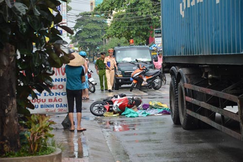 TP.HCM: Tai nạn liên tiếp, 2 người tử vong - 2