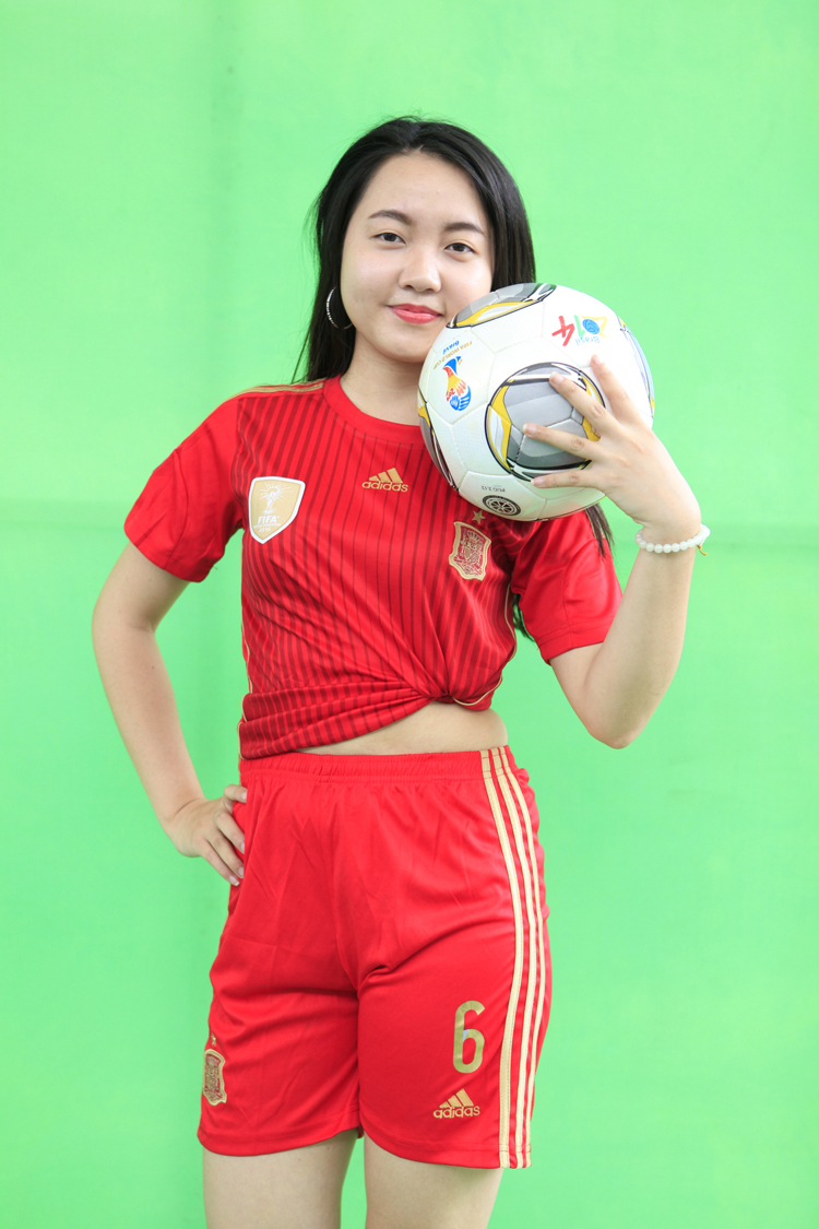 Nhằm khuấy động các chương trình truyền hình trên VTV trong dịp World Cup 2014, nhóm sản xuất chương trình 'Nóng cùng  World Cup' đã tuyển các nữ hoạt náo viên tại Hà Nội.
