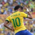 Bóng đá - Neymar xỏ háng lừa bóng qua... trọng tài