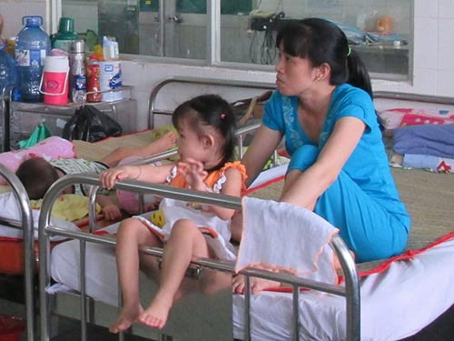 Coi chừng người lớn là... “thủ phạm” lây bệnh cho trẻ - 1