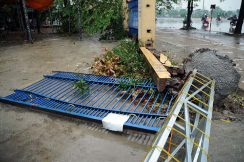 Đường phố Hà Nội ngổn ngang sau cơn giông lớn - 5