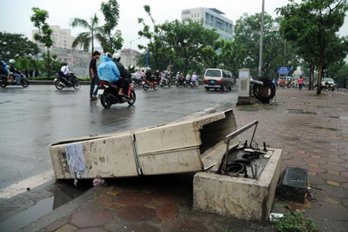Đường phố Hà Nội ngổn ngang sau cơn giông lớn - 8