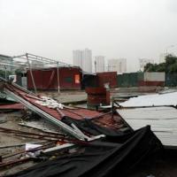 Tin tức trong ngày - Đường phố Hà Nội ngổn ngang sau cơn giông lớn