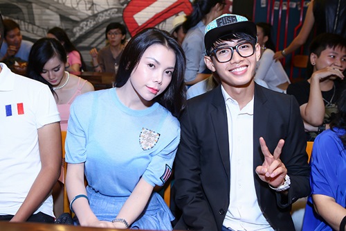 Hà Anh nóng bỏng, nựng má Quang Đăng - 2