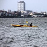 Tin tức trong ngày - Mưa giông nhấn chìm 2 người chèo thuyền ở Hồ Tây