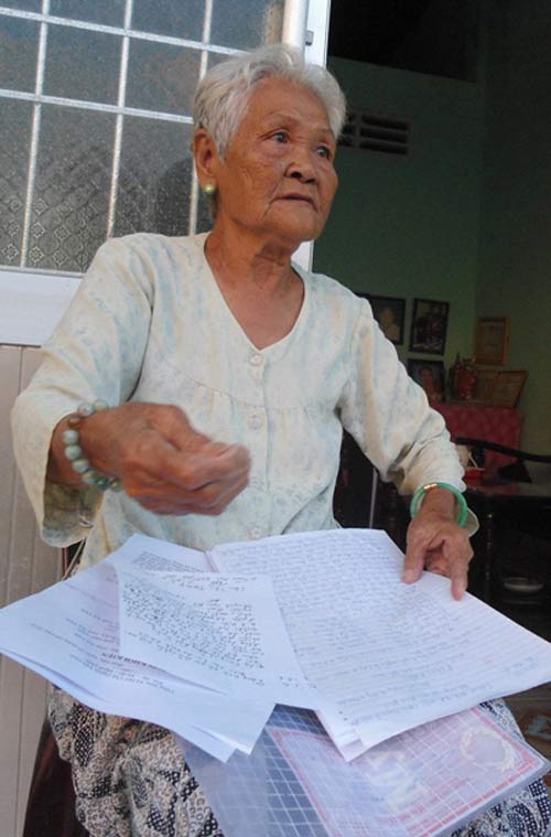 Giành nhà tình thương, con ngược đãi mẹ - 2