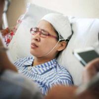 Tin tức trong ngày - TQ: Người nhà bệnh nhân bắt bác sĩ tự vả mặt mình