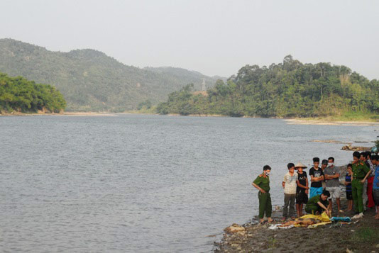 Phát hiện thi thể bé trai trôi trên sông Hồng - 1