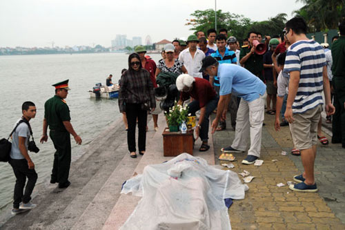Tìm thấy nạn nhân mất tích trong vụ lật thuyền ở Hồ Tây - 2