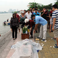 Tin tức trong ngày - Tìm thấy nạn nhân mất tích trong vụ lật thuyền ở Hồ Tây