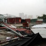 Tin tức trong ngày - Đường phố Hà Nội ngổn ngang sau cơn giông lớn