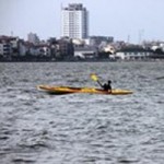 Tin tức trong ngày - Mưa giông nhấn chìm 2 người chèo thuyền ở Hồ Tây